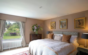 6 bedrooms, desk, iron/ironing board, travel crib