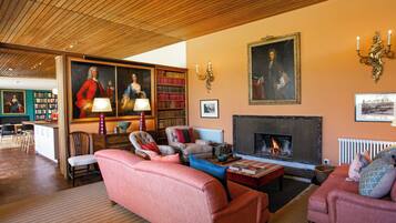 Smart TV, fireplace, ping pong, books