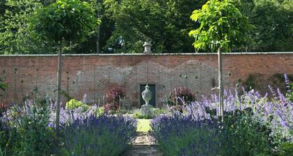 Leuchie Walled Garden Luxury mid-Century holiday home that sleeps 12,