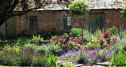 Leuchie Walled Garden Luxury mid-Century holiday home that sleeps 12,