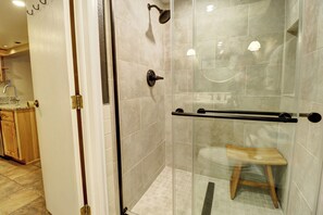 Combined shower/bathtub, hair dryer, towels