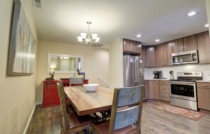 Køleskab, mikrobølgeovn, ovn, kogeplade