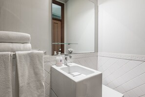 シャワー、ヘアドライヤー、タオル