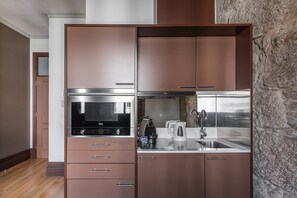 Kjøleskap, mikrobølgeovn, kaffetrakter/tekoker og vannkoker