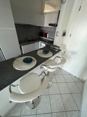Fridge, microwave, oven, stovetop - Modern apartment one step away from the pier and the beach! (viareggio)
