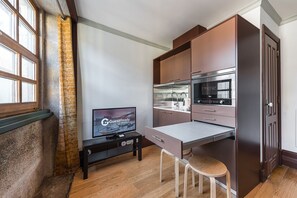 Geladeira, micro-ondas, cafeteira/chaleira, chaleira elétrica