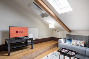 TV - GuestReady - Belle Epoque Apartments - 5.1 (Attic) (Porto)