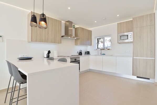 Kjøleskap, mikrobølgeovn, ovn og kokeplater