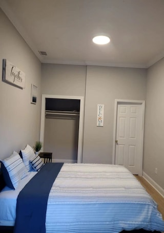 1 bedroom, free WiFi, bed sheets. lovely relaxing room with hight speed internet , neflix with a independent entry