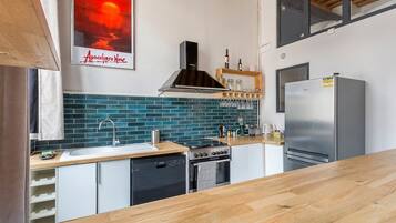 Réfrigérateur, four, lave-vaisselle, cafetière/bouilloire