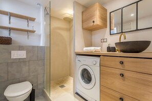 Shower, hair dryer, towels