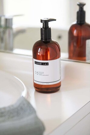 Banheira, secador de cabelo, toalhas de banho