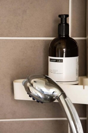 Badewanne, Haartrockner, Handtücher