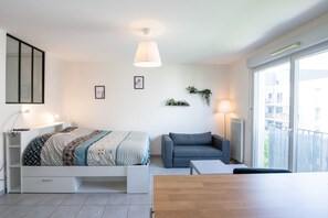 1 chambre, bureau, fer et planche à repasser, accès Internet