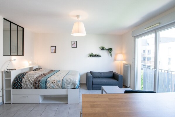 1 bedroom, desk, iron/ironing board, internet