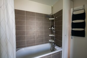 Baignoire, sèche-cheveux, serviettes fournies