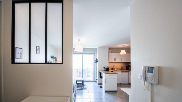 Un apartamento moderno con cocina, comedor y balcón.
