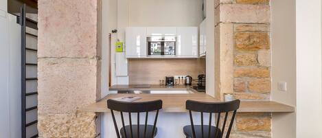 Réfrigérateur, micro-ondes, four, cafetière/bouilloire