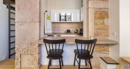 Bright and cozy studio in an arty neighborhood