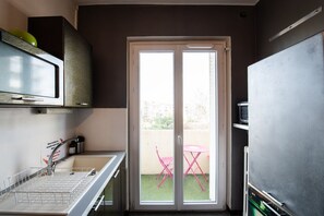 Fridge, microwave, oven, coffee/tea maker