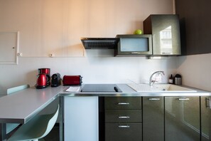 Fridge, microwave, oven, coffee/tea maker