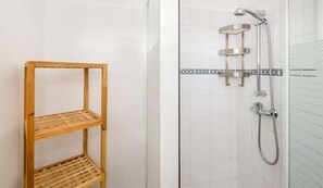 Ducha, secador de pelo, toallas