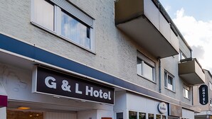A G & L Hotel with a white facade, large windows, and a visible entrance. - G & L Hotel (Dortmund)