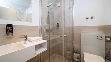 Doppelzimmer | Badezimmer | Dusche, Handtücher
