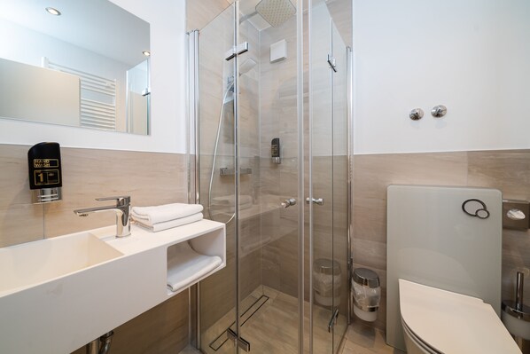 Double Room | Bathroom | Shower, towels - G & L Hotel (Dortmund)