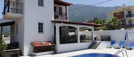 حمّام سباحة خارجي