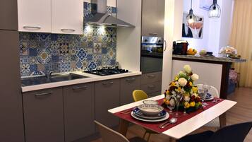 Fridge, oven, stovetop, coffee/tea maker