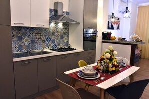 Een koelkast, een oven, een kookplaat, een koffiezetapparaat/waterkoker