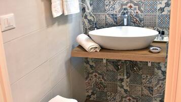 Doccia, asciugacapelli, asciugamani, sapone