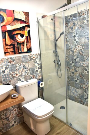 Dusche, Haartrockner, Handtücher, Seife
