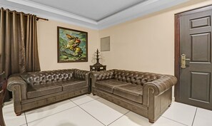 Lobby sitting area - Treebo Anchor Inn (Kochi)