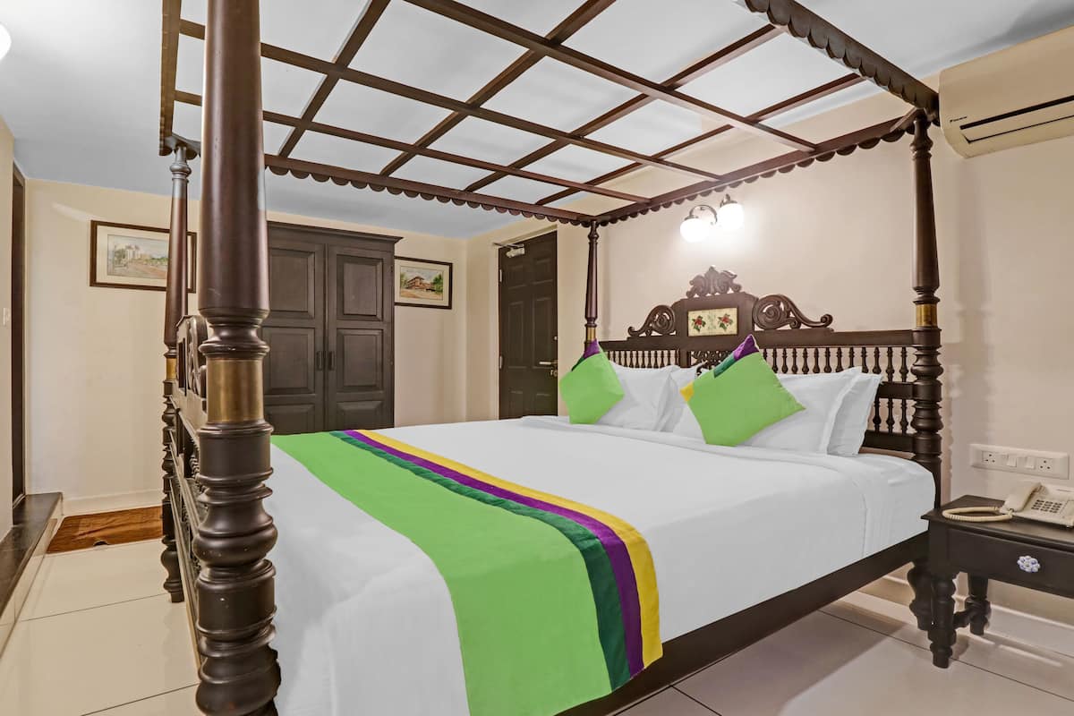 Deluxe Double Room | Desk, iron/ironing board (on request)