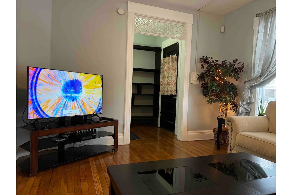 Beautiful furnished 2 bdr great location Elmwood