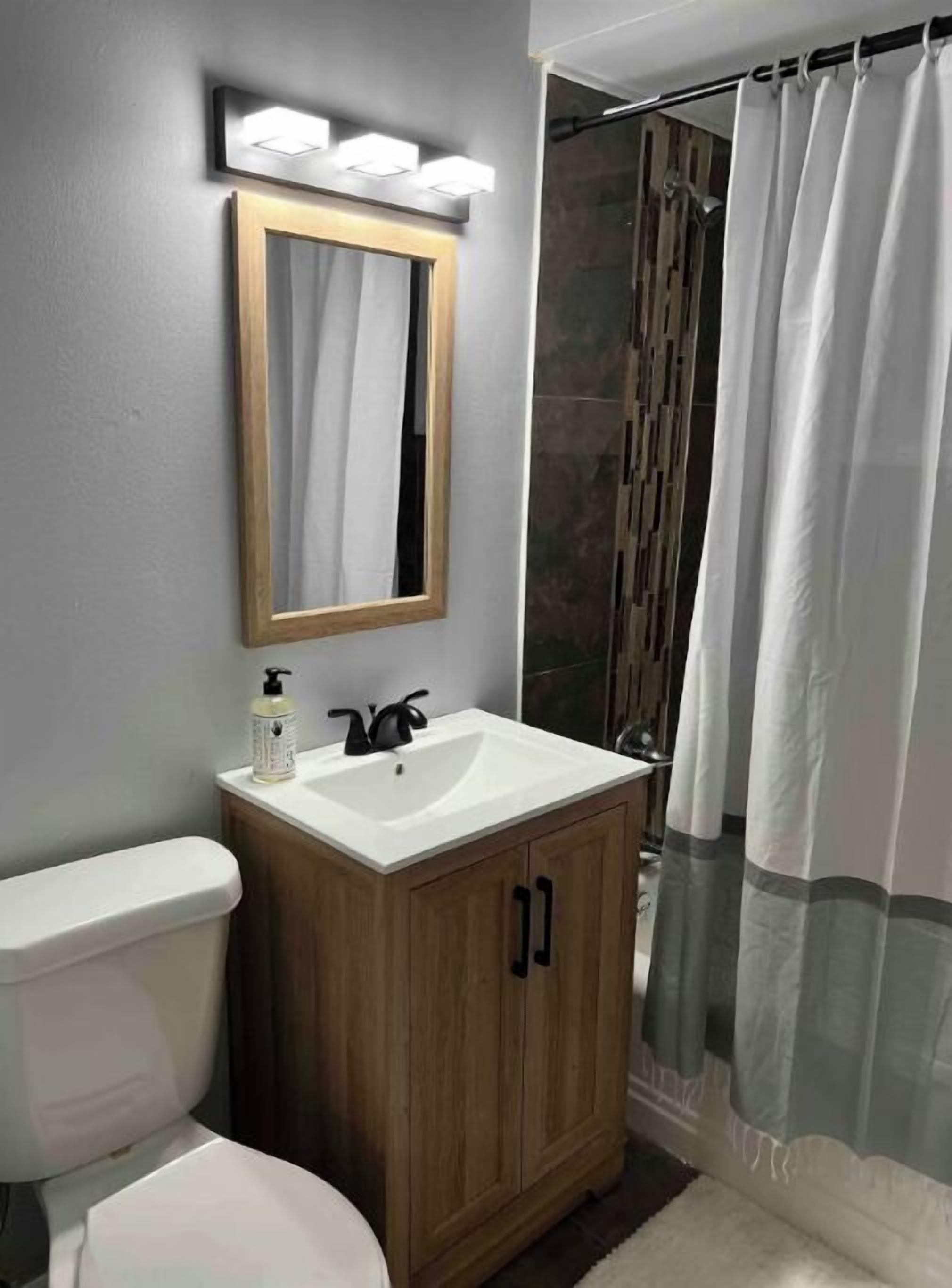 Combined shower/tub, towels, soap, toilet paper