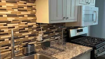 Jääkaappi, mikroaaltouuni, uuni, liesi