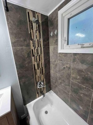 Duschwanne, Handtücher, Seife, Toilettenpapier