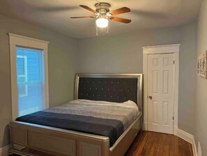 2 habitaciones, escritorio, tabla de planchar con plancha y wifi 