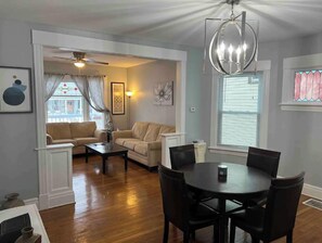 Smart TV - Beautiful furnished 2 bdr great location Elmwood (Buffalo)