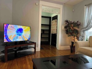 Smart TV - Beautiful furnished 2 bdr great location Elmwood (Buffalo)