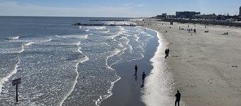 Reel close to the Beach - 2 blocks Pier/Beach