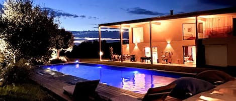 Una piscina al aire libre