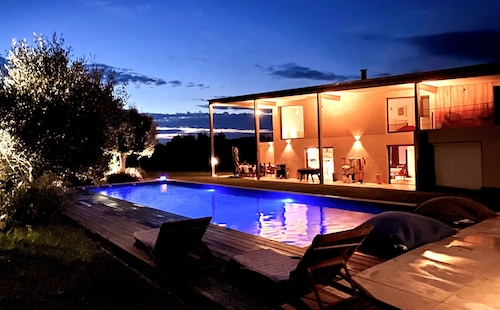 Architect-designed villa Aix-en-Provence 5 bedrooms swimming pool, parking and large grounds