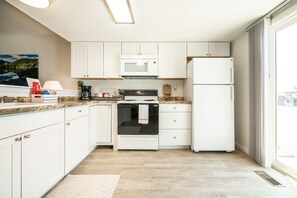 Kjøleskap, mikrobølgeovn, ovn og kokeplater