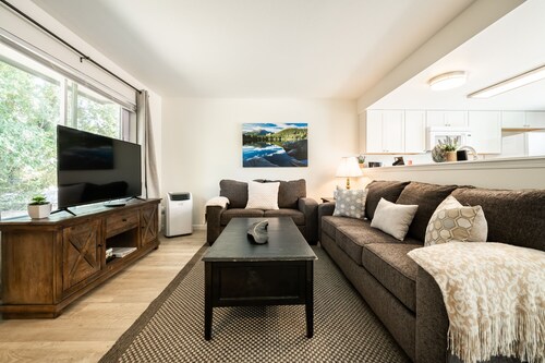 ❀ Stunning ❀ Townhouse with A/C! Sleeps 5 People