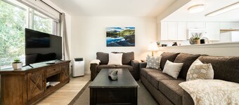 ❀ Stunning ❀ Townhouse with A/C! Sleeps 5 People