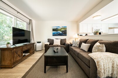 ❀ Stunning ❀ Townhouse with A/C! Sleeps 5 People